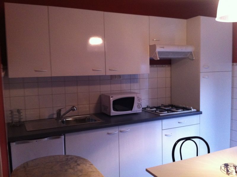 Villeneuve sur Lot, dans un quartier calme, proche d'Eysses et en rez-de-chaussée, agréable studio de 20,44 m² en très bon état. Il comprend  une cuisine de 9,46 m², une  pièce de 7,80 m², une salle d'eau avec WC. Le prix de 460  comprend L'EAU, L'ELECTR