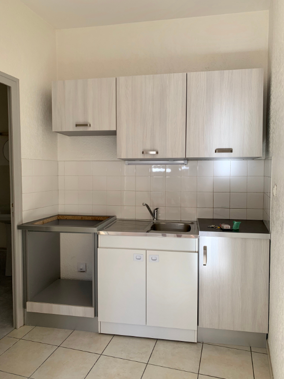 Photo MONTBRISON (place mairie) - APPARTEMENT T2 - 28 m² 1er étage image 1/6