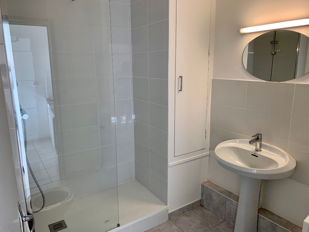 Photo MONTBRISON (place mairie) - APPARTEMENT T2 - 28 m² 1er étage image 2/6