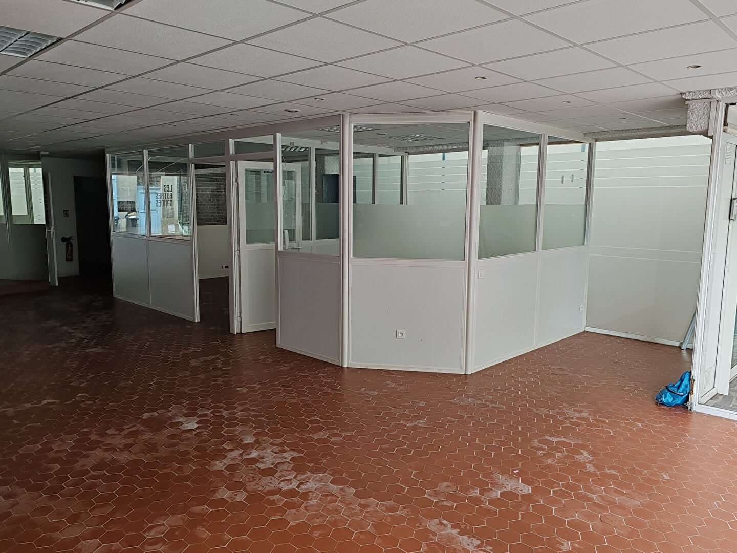 Photo MONTBRISON - Local commercial - 95.73 m² image 2/6