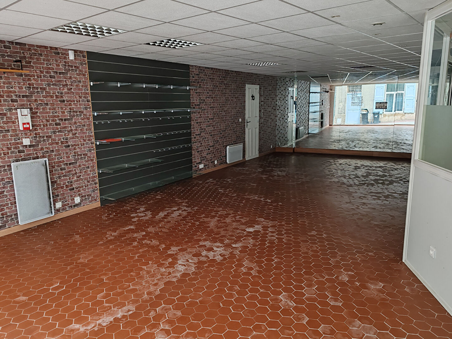 Photo MONTBRISON - Local commercial - 95.73 m² image 5/6