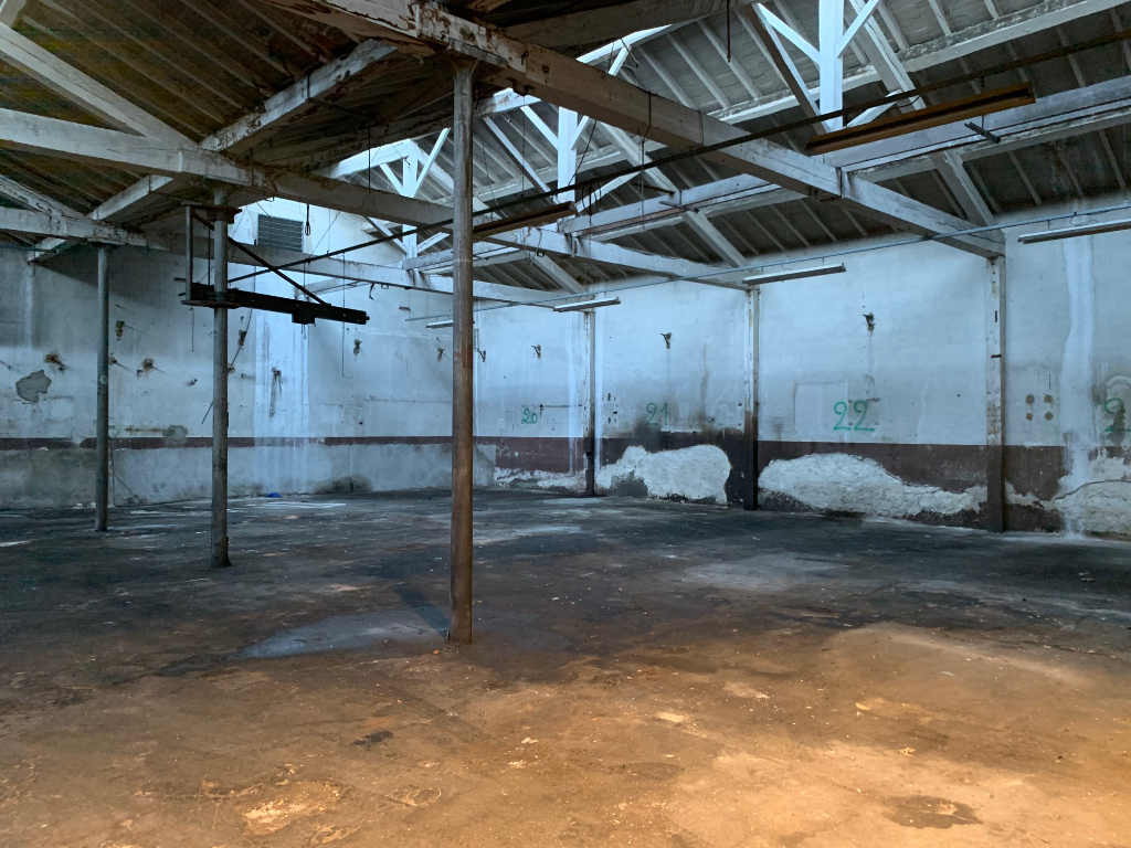 MONTBRISON - Parking / box