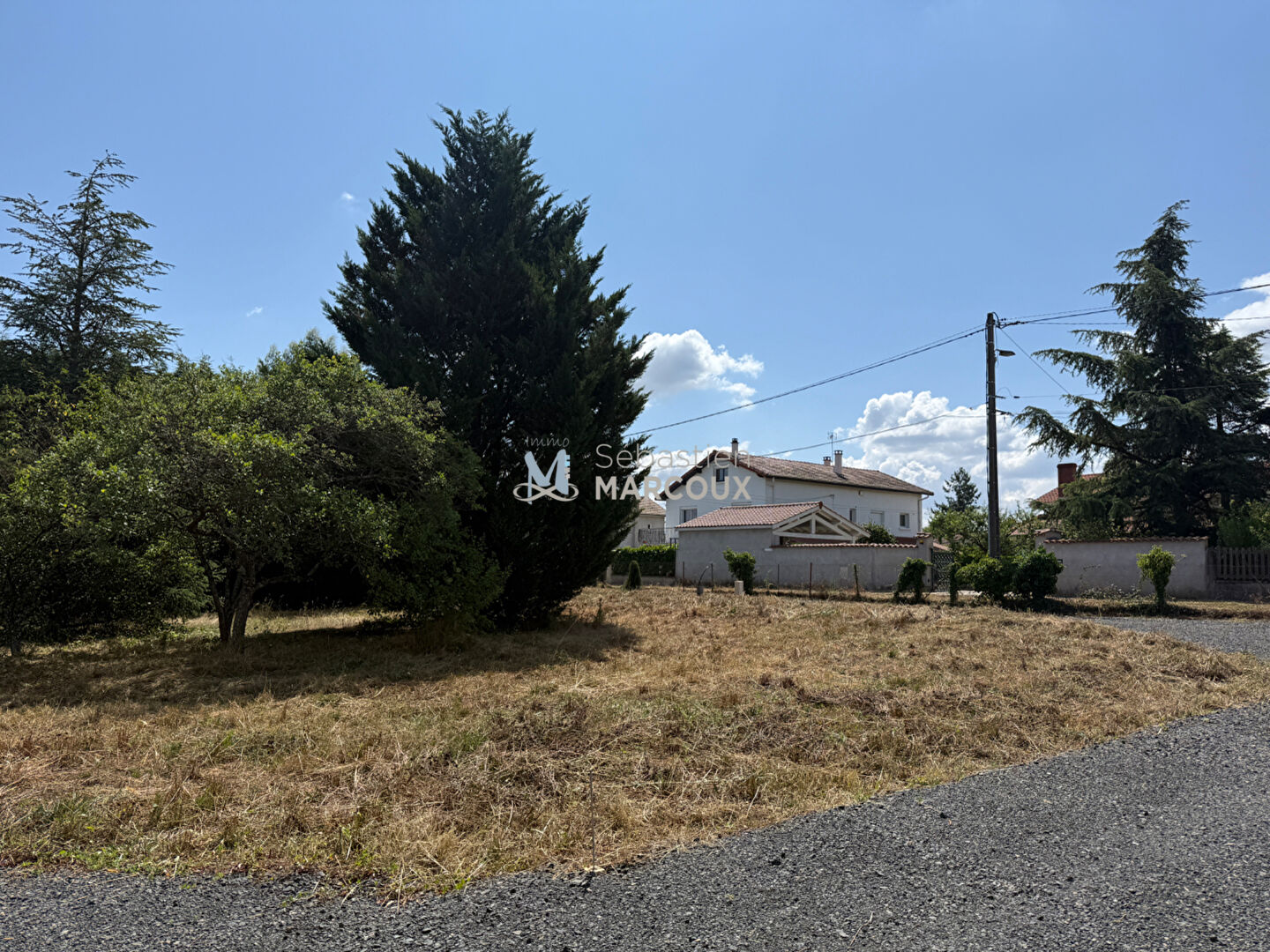 SAVIGNEUX - Terrain de 770 m² viabilisé