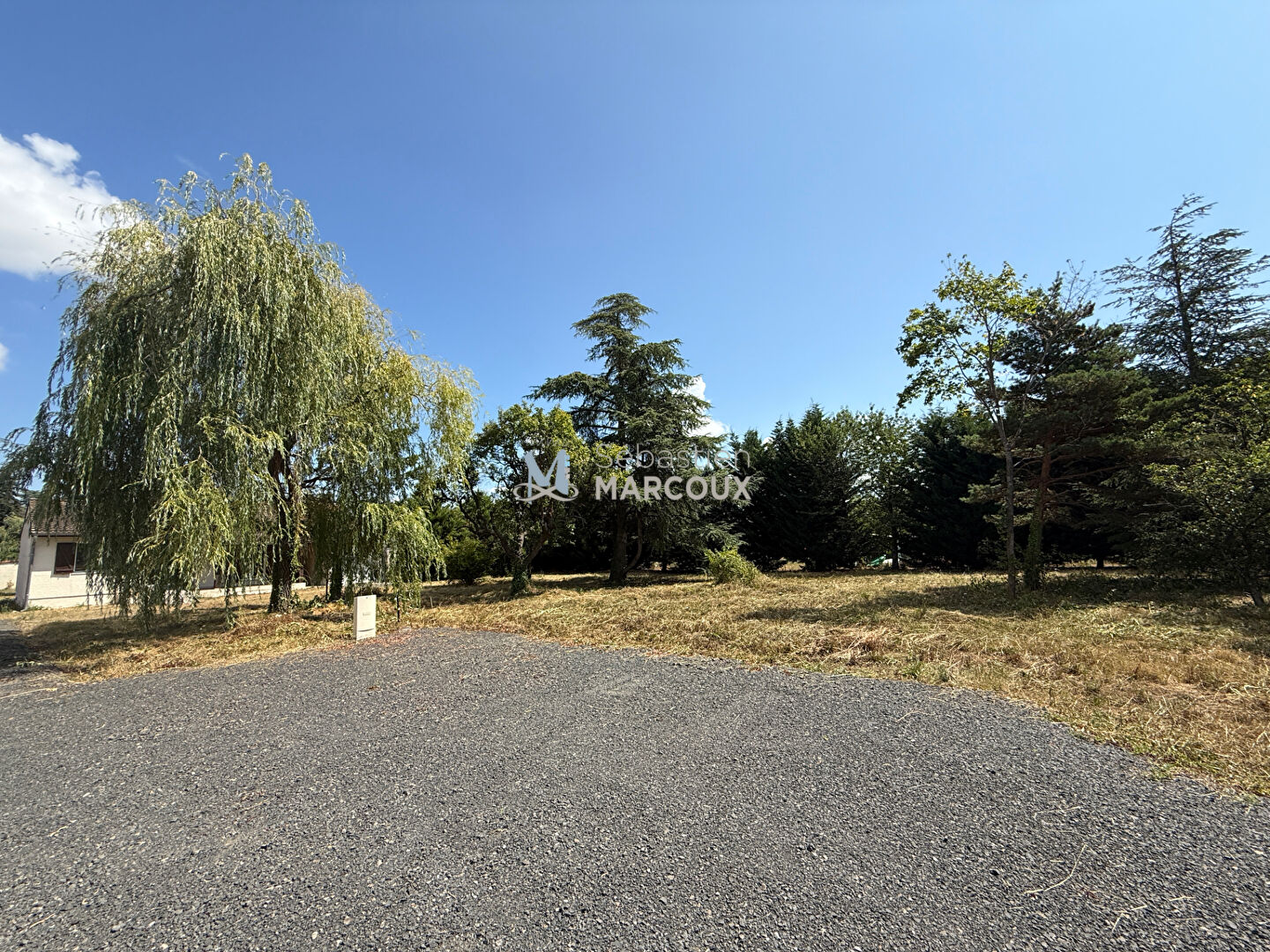 Photo SAVIGNEUX - Terrain de 760 m² viabilisé image 2/4