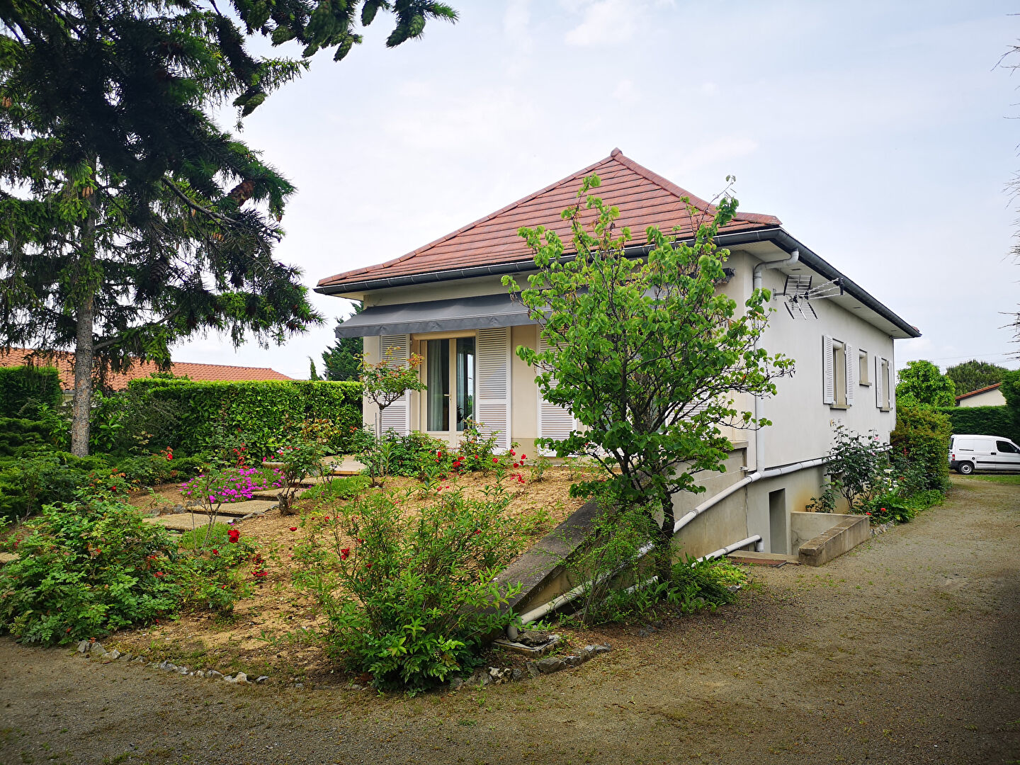 SAVIGNEUX - Maison 104 m² avec terrain de 1 485 m² + 198 m² d'annexes (grenier + sous sol)