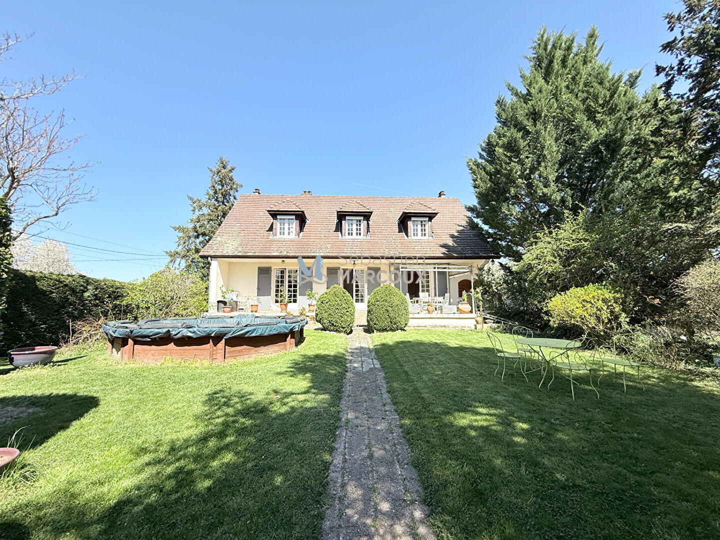 Saint-Romain-Le-Puy Ensemble de 2 habitations situés sur la commune de St romain le Puy