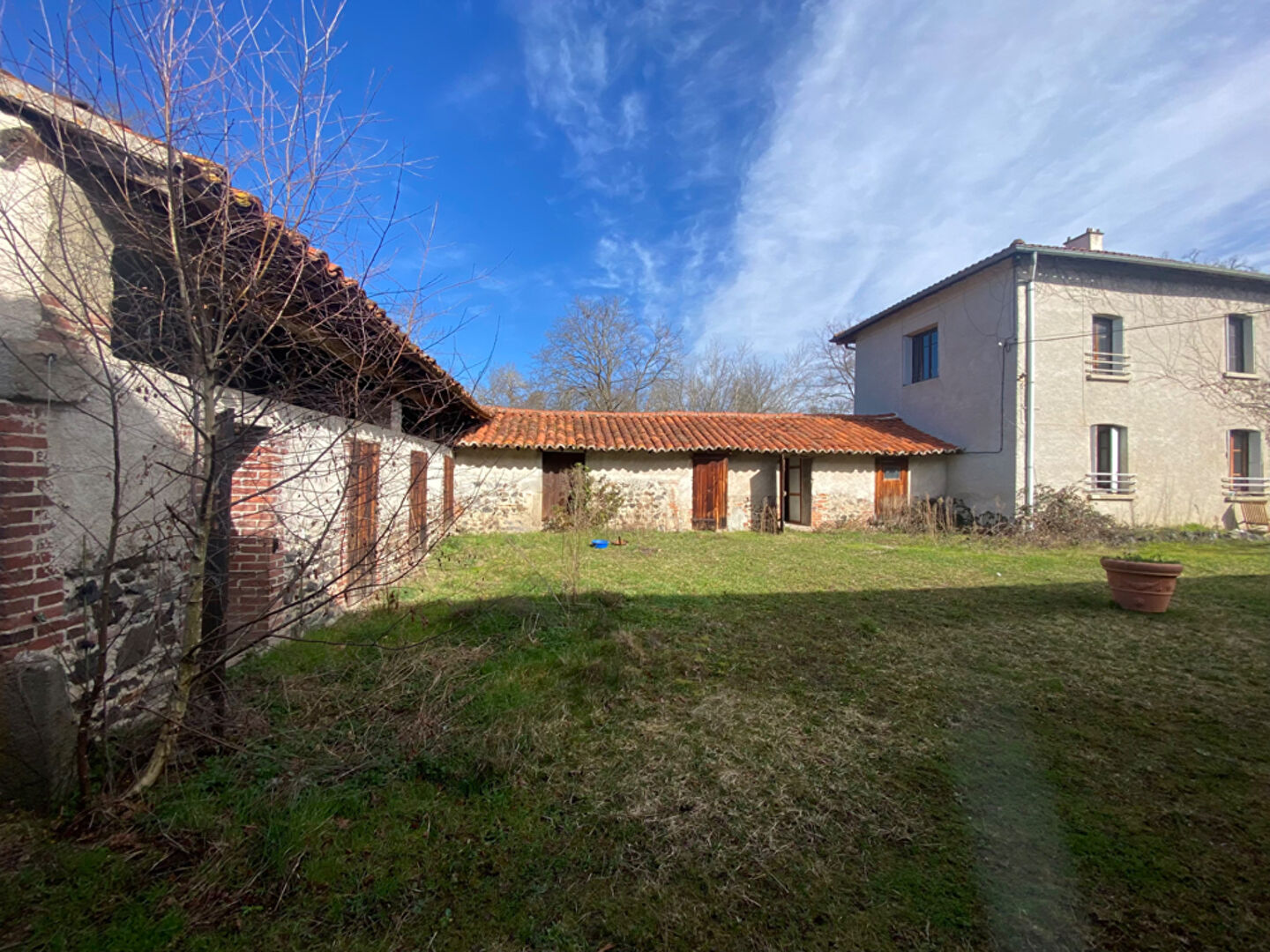 Photo Ferme en pisé et ses dépendances à une dizaine de minutes de Montbrison image 3/6