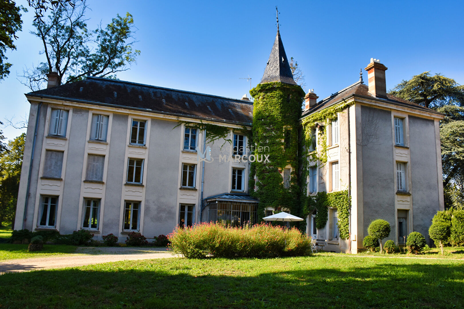 Photo Sury-Le-Comtal CHÂTEAU DE CHARME, MAISON DE GARDIEN, DÉPENDANCES, PARC PRIVÉ DE 5 HECTARES image 2/6