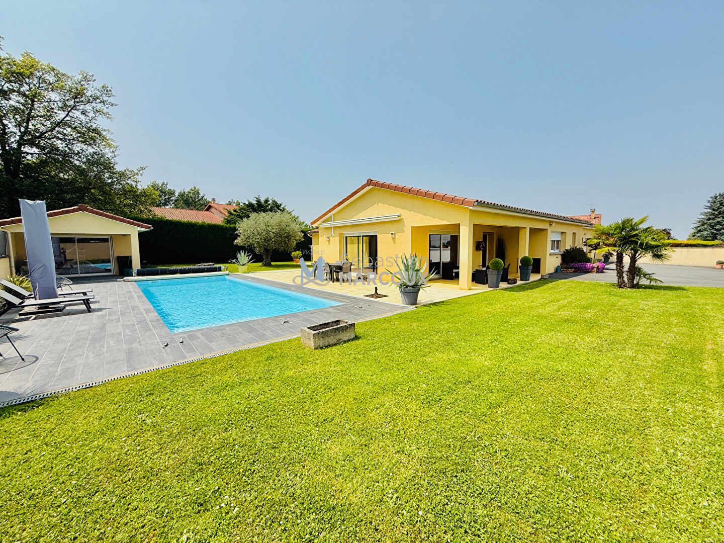 Photo Saint Marcellin en Forez Charmante villa de plein pieds avec piscine et pool house image 1/6