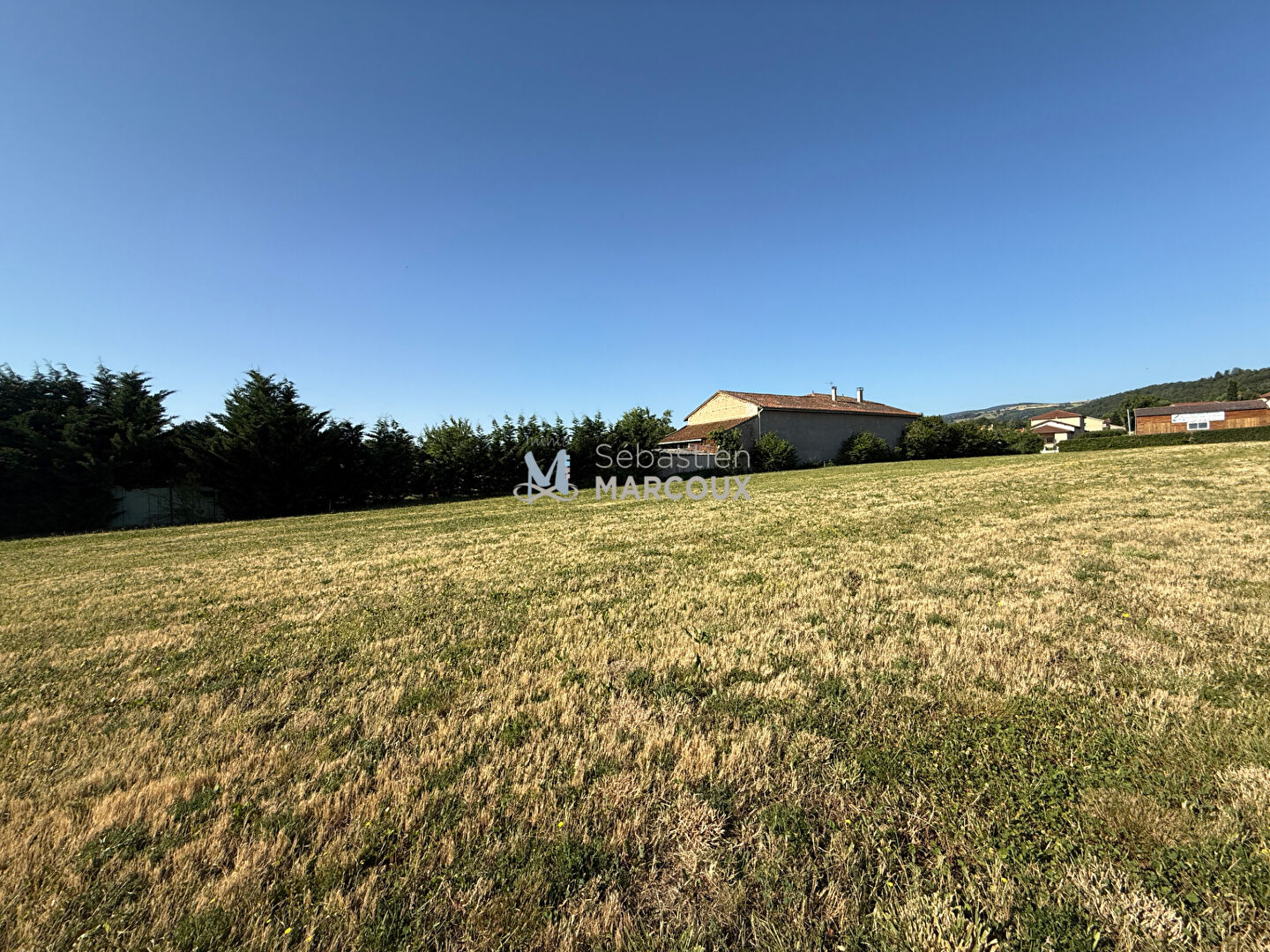 MARCILLY LE CHATEL - Terrain constructible viabilisé 1 485 m²