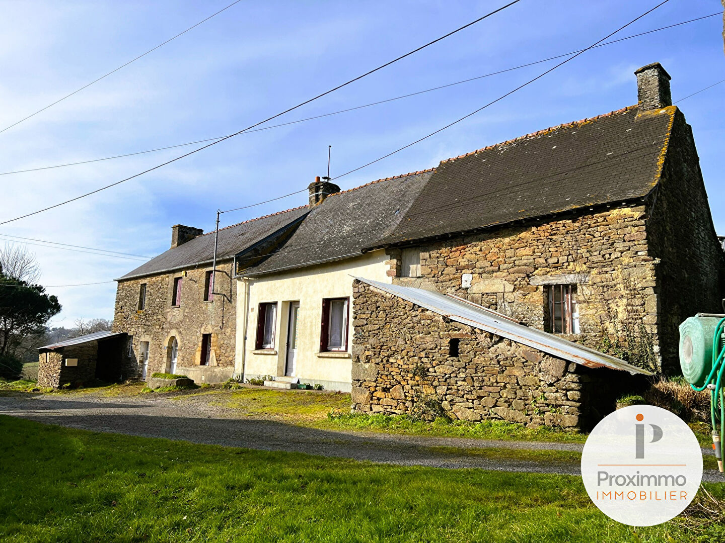 ENSEMBLE DE MAISONS ET BATIMENTS A RENOVER PLUHERLIN 56220 MORBIHAN BRETAGNE