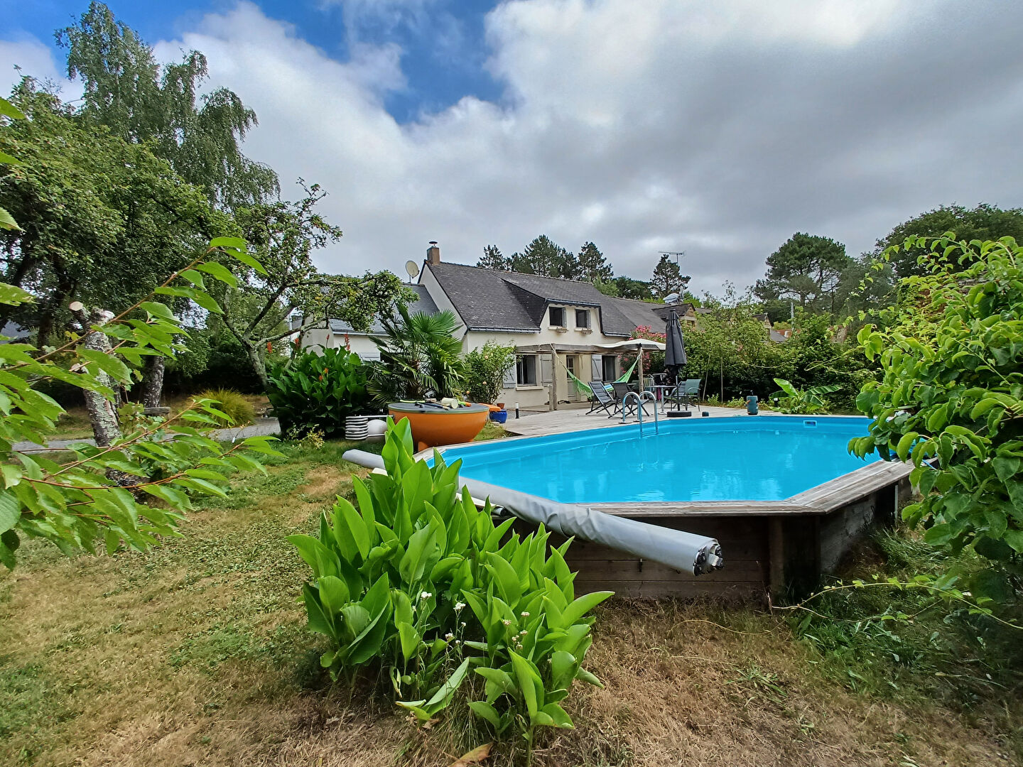 Propriété avec piscine sur un parc en partie boisé