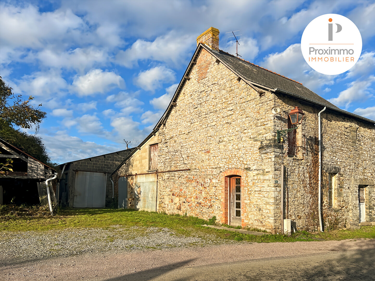 Photo A vendre Teillay - Maison en pierre à réhabiliter entièrement avec dépendances et grand hangar agricole - Environ 700 m² de terrain image 2/6