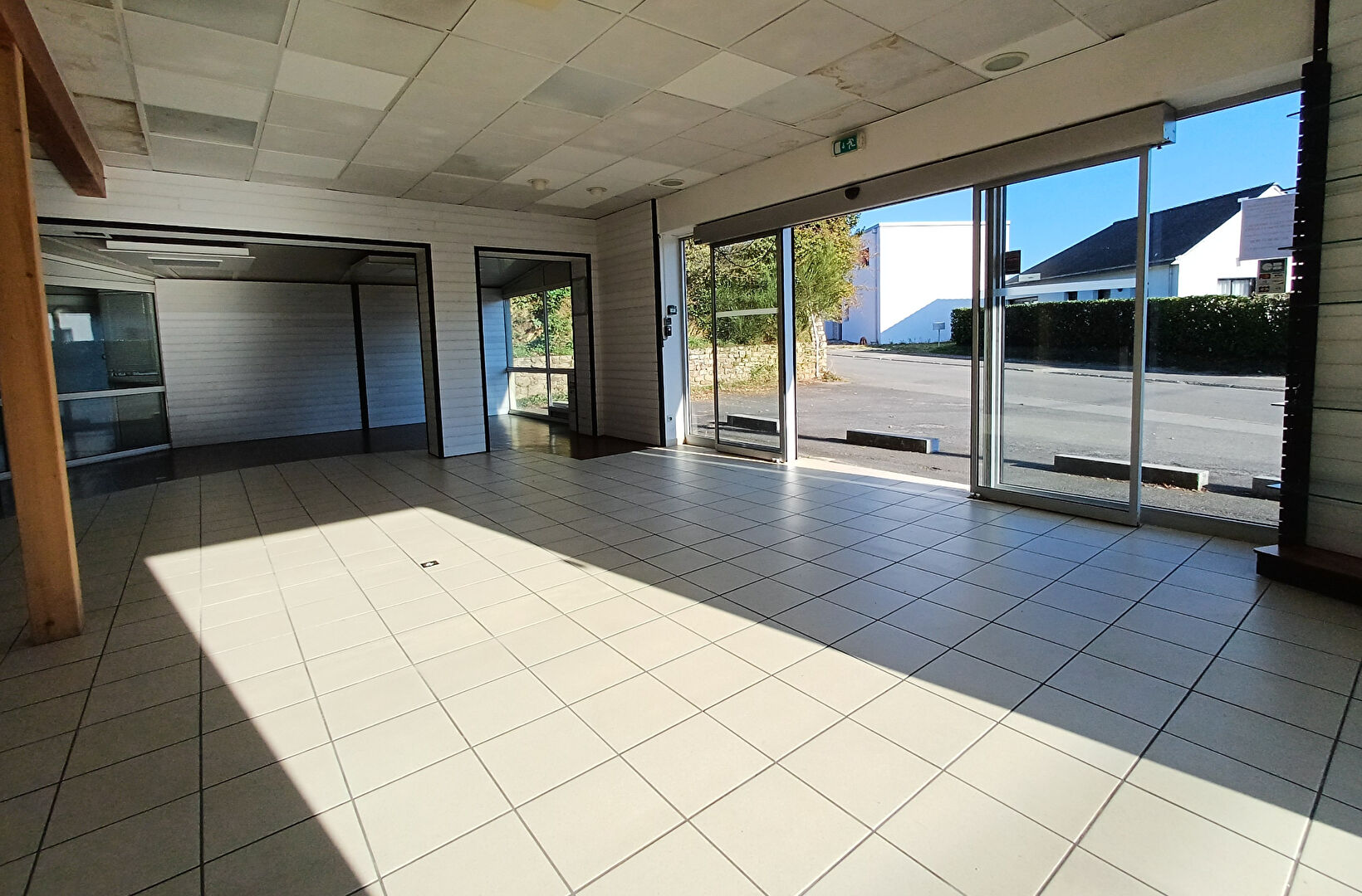 Photo A l'entrée de LA ROCHE BERNARD  et de ses commerces image 2/6