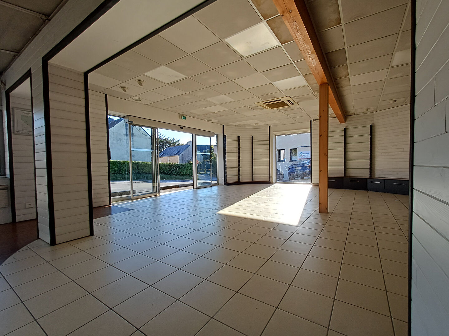 Photo A l'entrée de LA ROCHE BERNARD  et de ses commerces image 3/6