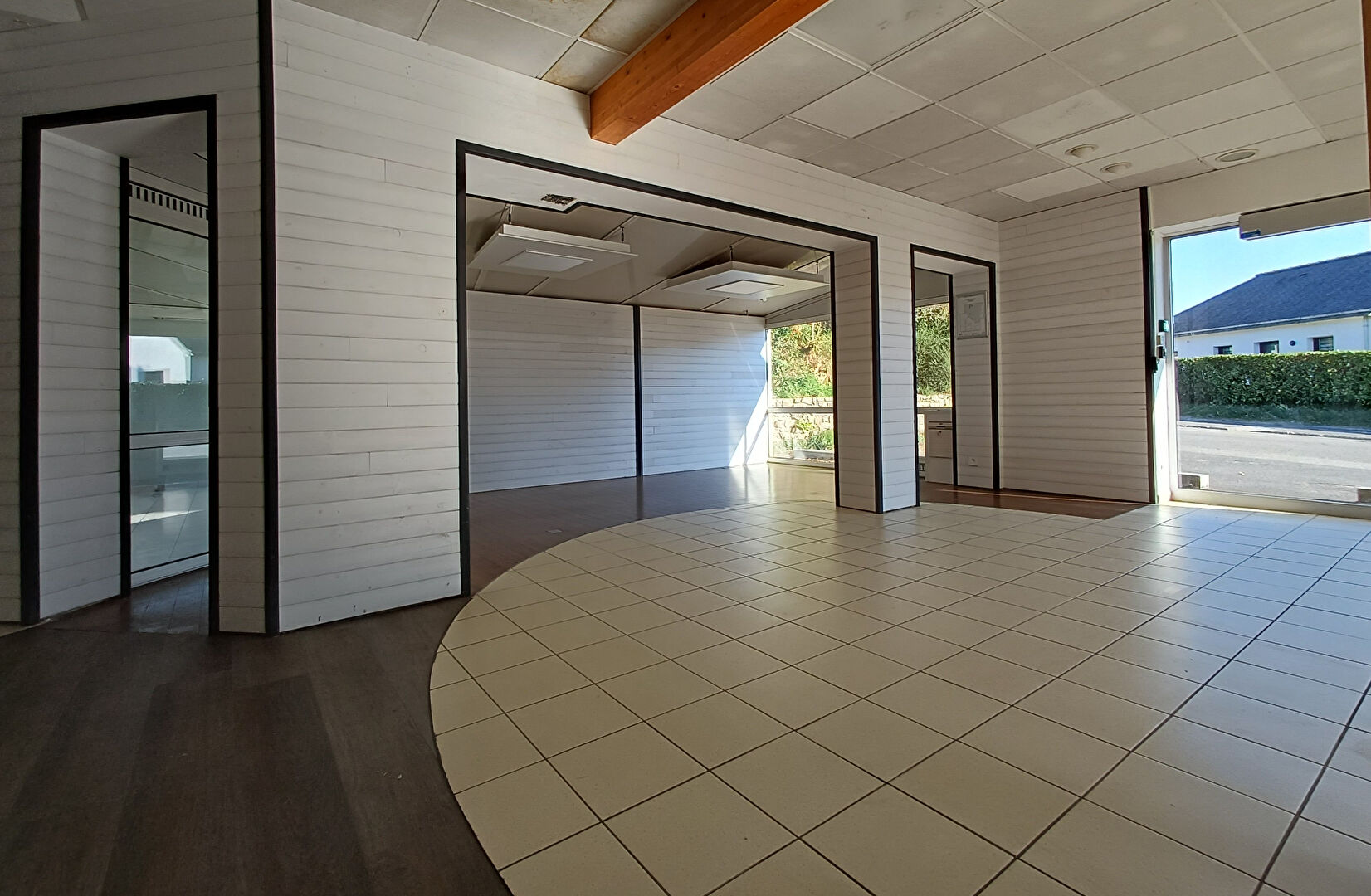 Photo A l'entrée de LA ROCHE BERNARD  et de ses commerces image 4/6