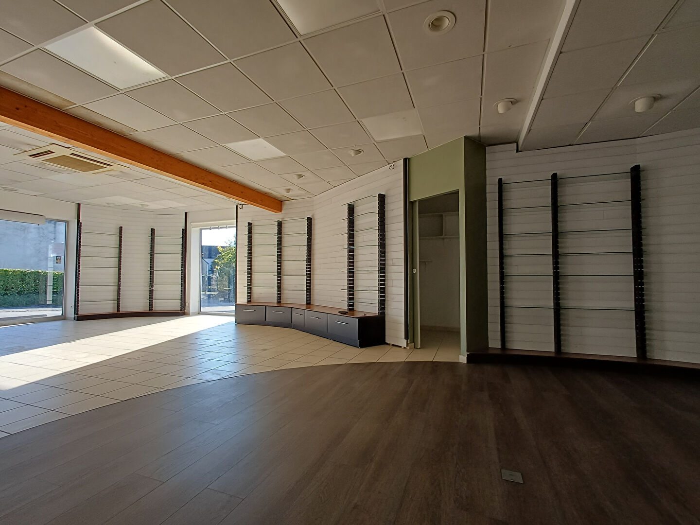 Photo A l'entrée de LA ROCHE BERNARD  et de ses commerces image 5/6