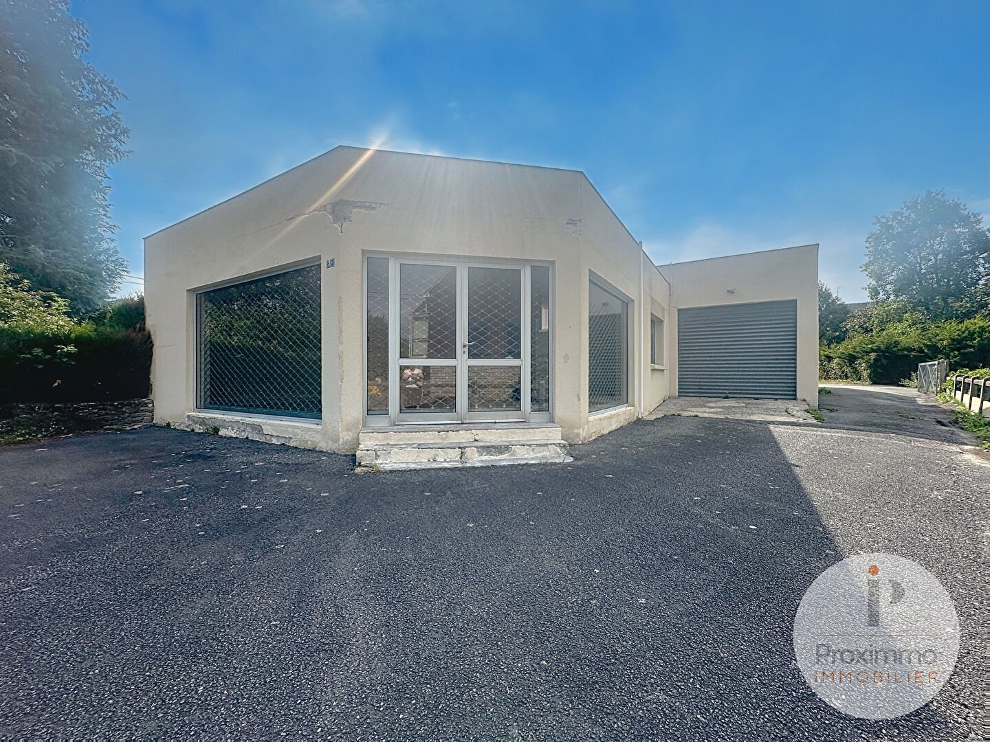 A LOUER LOCAL AVEC BUREAUX ET STOCKAGE  EMPLACEMENT INTERRESSANT QUESTEMBERT MORBIHAN BRETAGNE