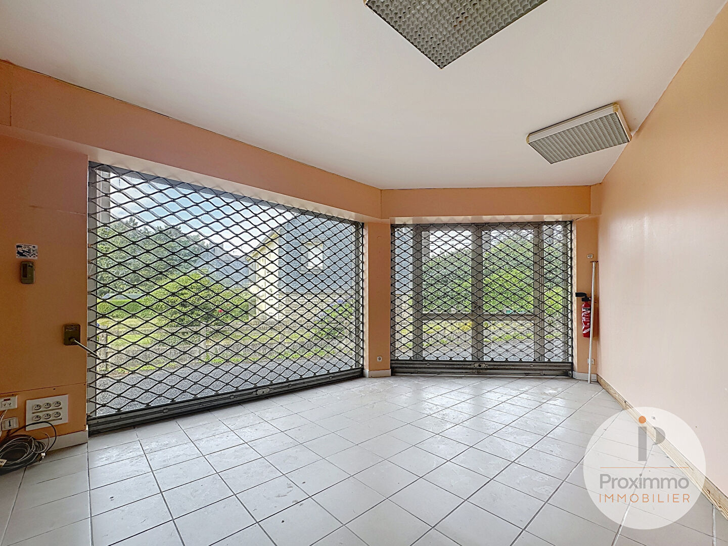 Photo A LOUER LOCAL AVEC BUREAUX ET STOCKAGE  EMPLACEMENT INTERRESSANT QUESTEMBERT MORBIHAN BRETAGNE image 2/6