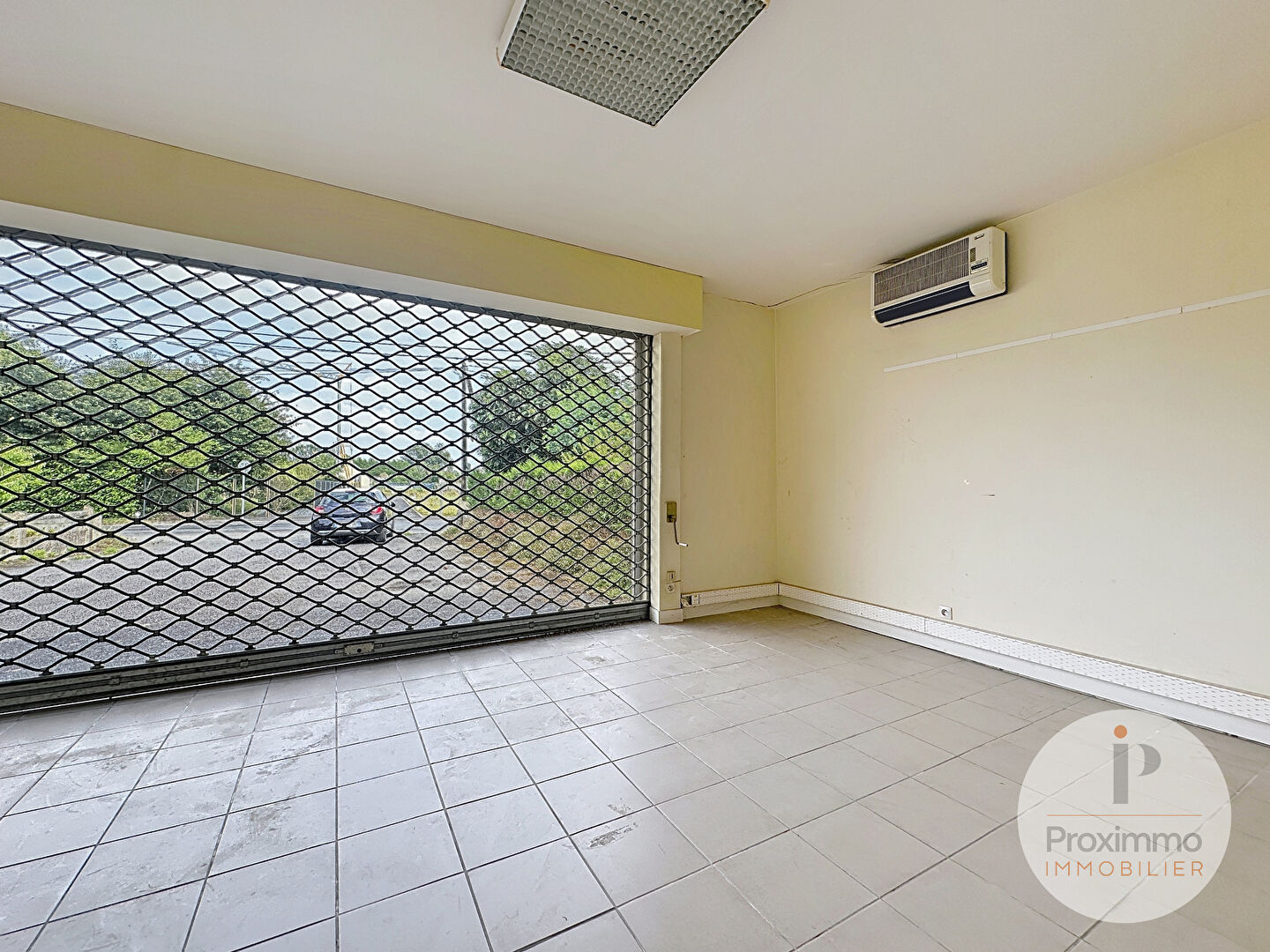 Photo A LOUER LOCAL AVEC BUREAUX ET STOCKAGE  EMPLACEMENT INTERRESSANT QUESTEMBERT MORBIHAN BRETAGNE image 3/6