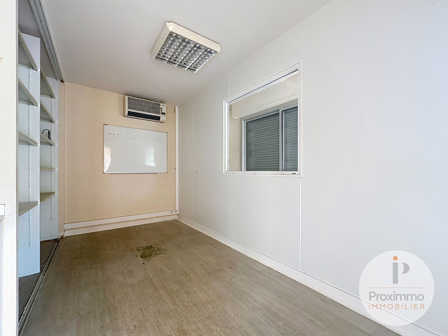 Photo A LOUER LOCAL AVEC BUREAUX ET STOCKAGE  EMPLACEMENT INTERRESSANT QUESTEMBERT MORBIHAN BRETAGNE image 6/6