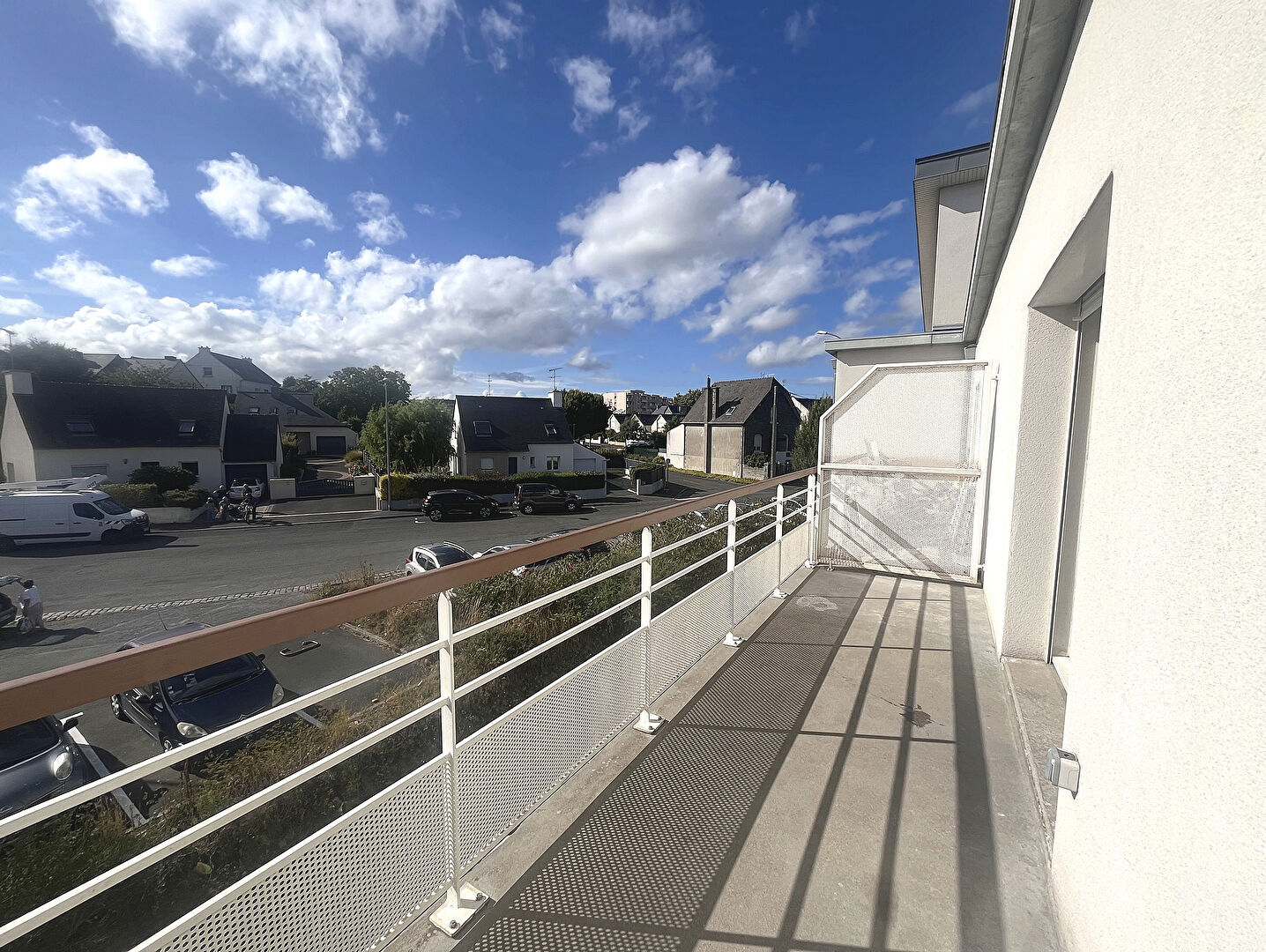 Photo T2 dans résidence avec piscine, balcon et parking image 1/6