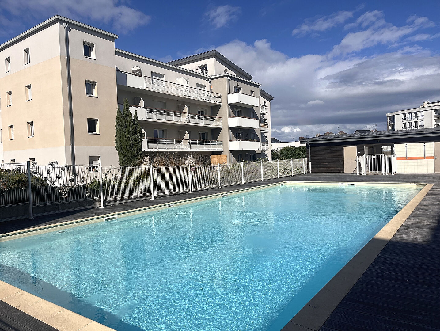 Photo T2 dans résidence avec piscine, balcon et parking image 3/6