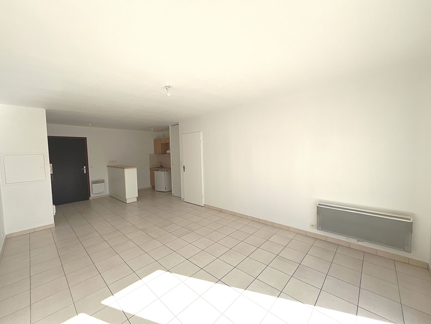 Photo T2 dans résidence avec piscine, balcon et parking image 5/6