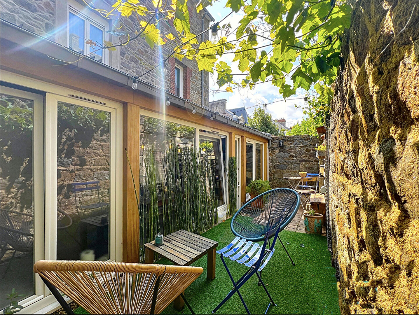 Photo Maison de ville rénovée avec patio et cour image 1/6