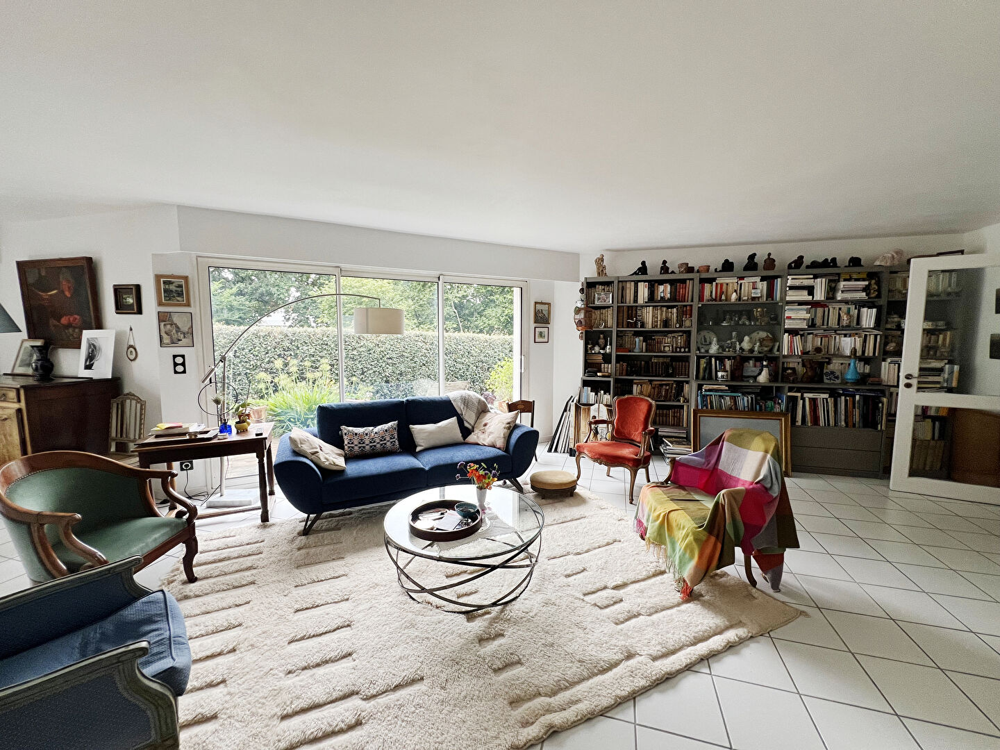 Photo T5 de 135m2, terrasse, jardin privatif, 4 stationnements image 5/6