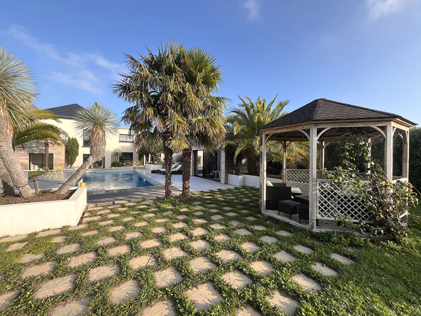 Photo Contemporaine de 2005 avec piscine, terrain 3065m2 image 3/6