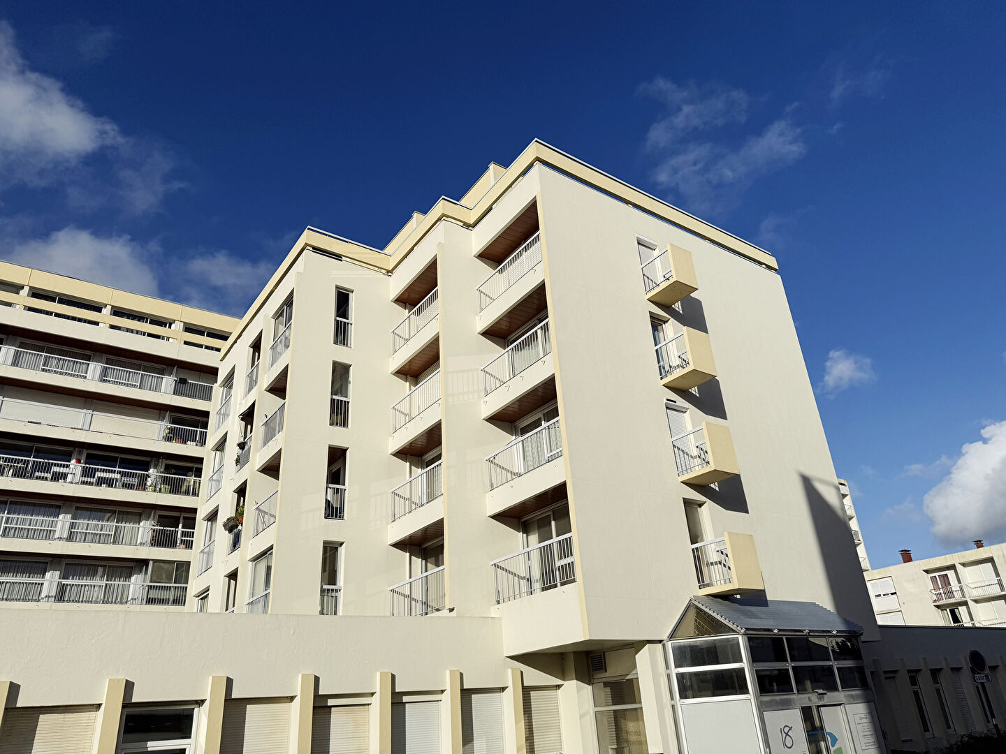 Appartement T5 à usage de bureaux, balcons, parking