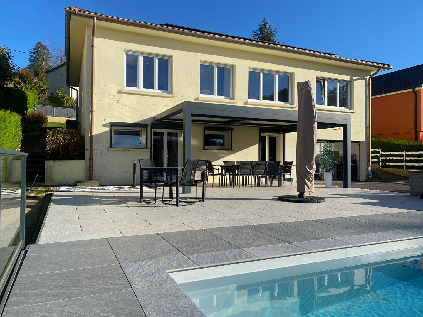 BAISSE DE PRIX  : TRES BELLE MAISON AVEC PISCINE ET JARDIN