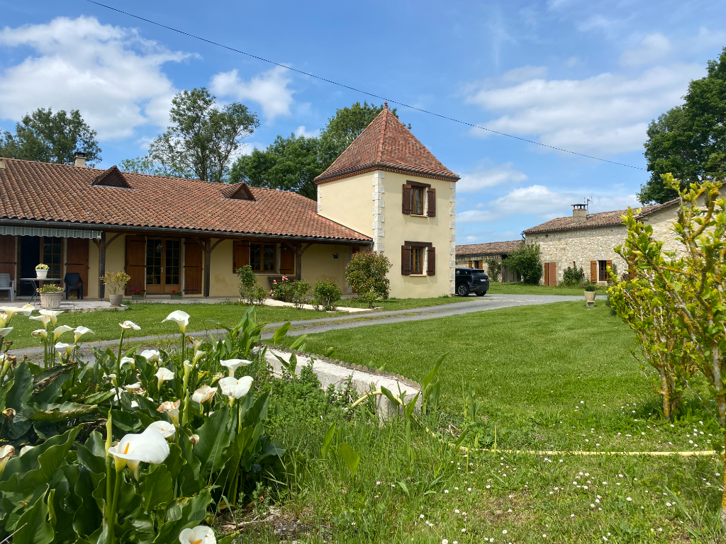 North Lot et Garonne, Former barn with outbuildings and annexes