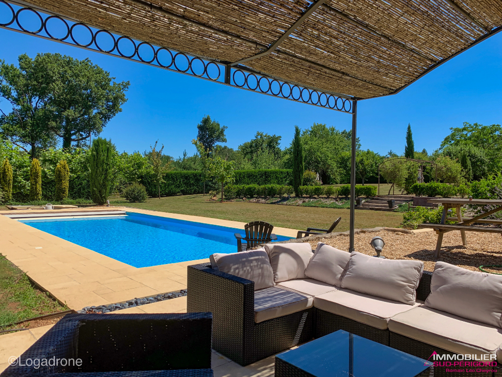 Dordogne, Near Bergerac, Beautiful property in a wooded environment with swimming pool