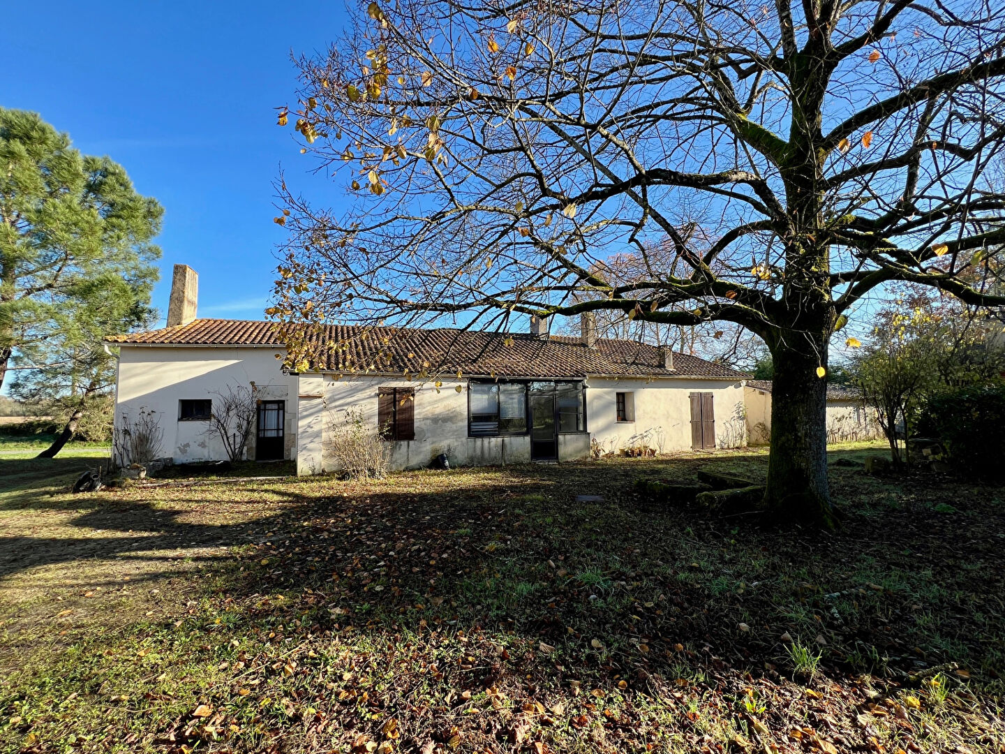 Ensemble : maison d'habitation et dépendances .