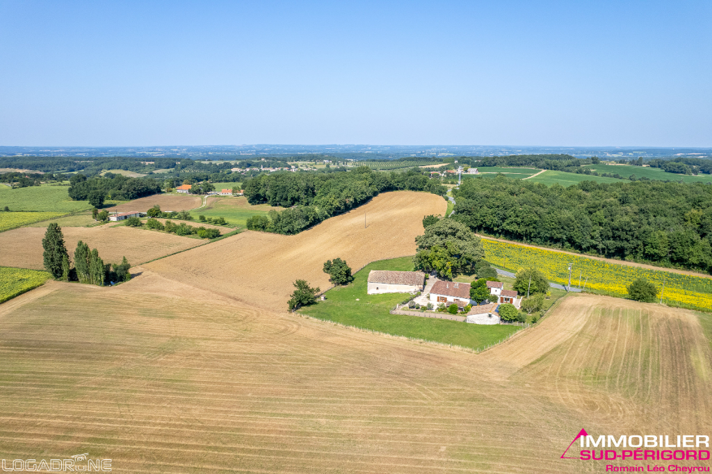 Bel ensemble en pierre avec dépendances