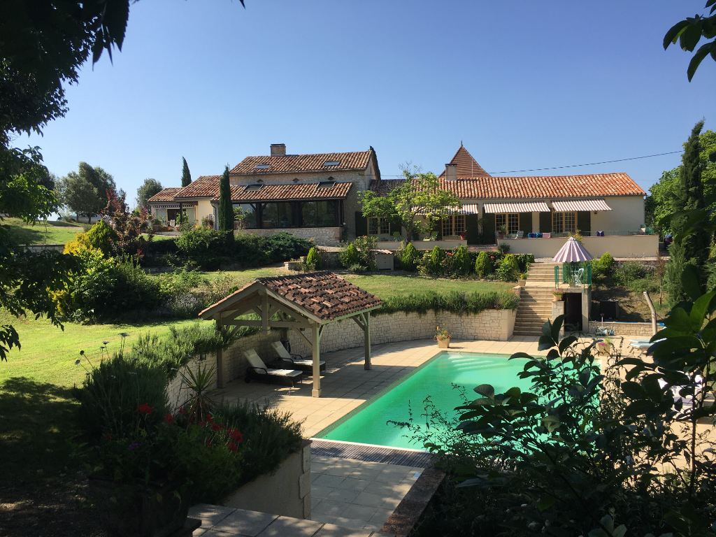 Propriété de prestige avec gîte, piscine et court de tennis