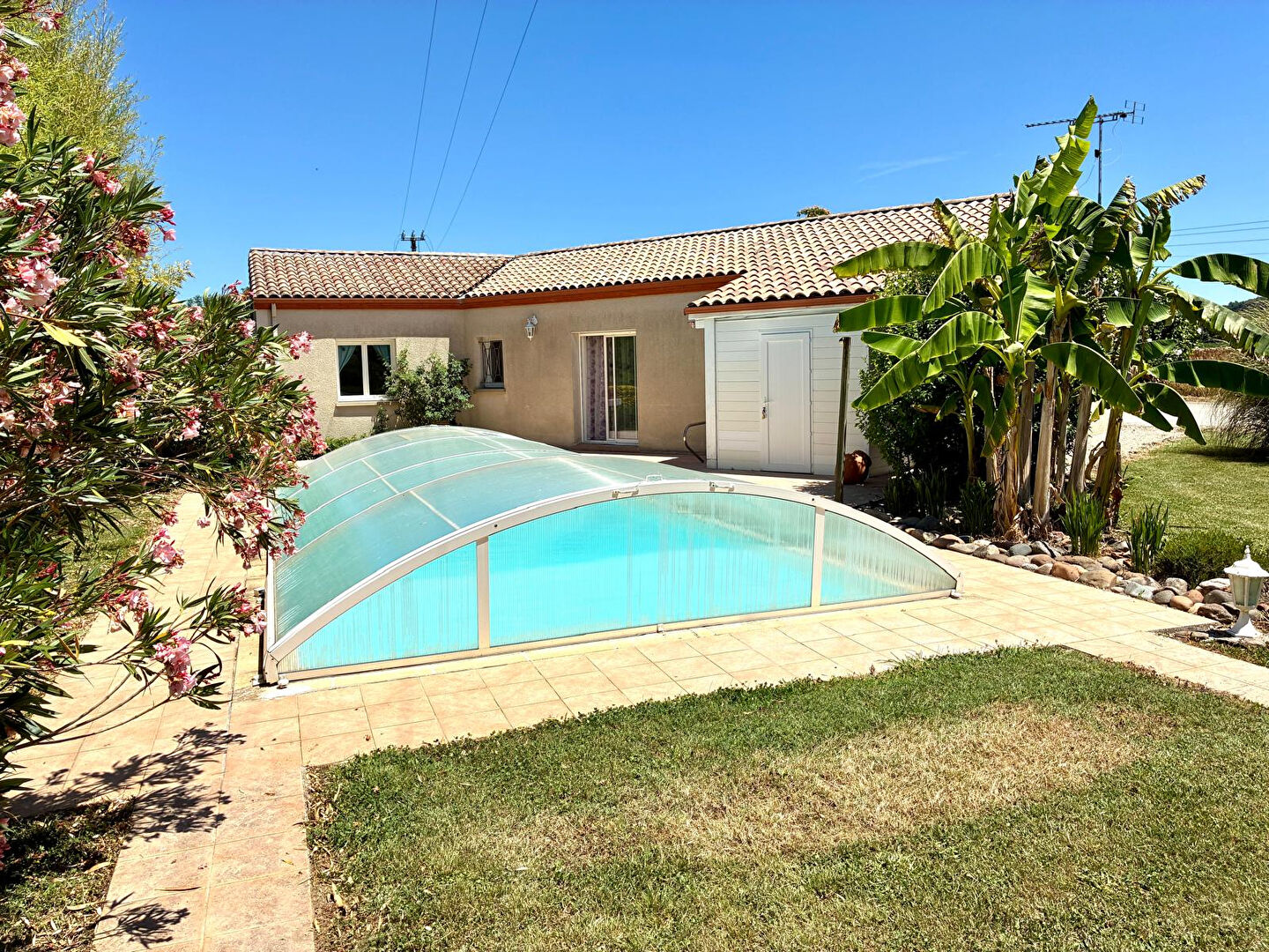 Maison de plain-pied avec piscine au Temple Sur Lot