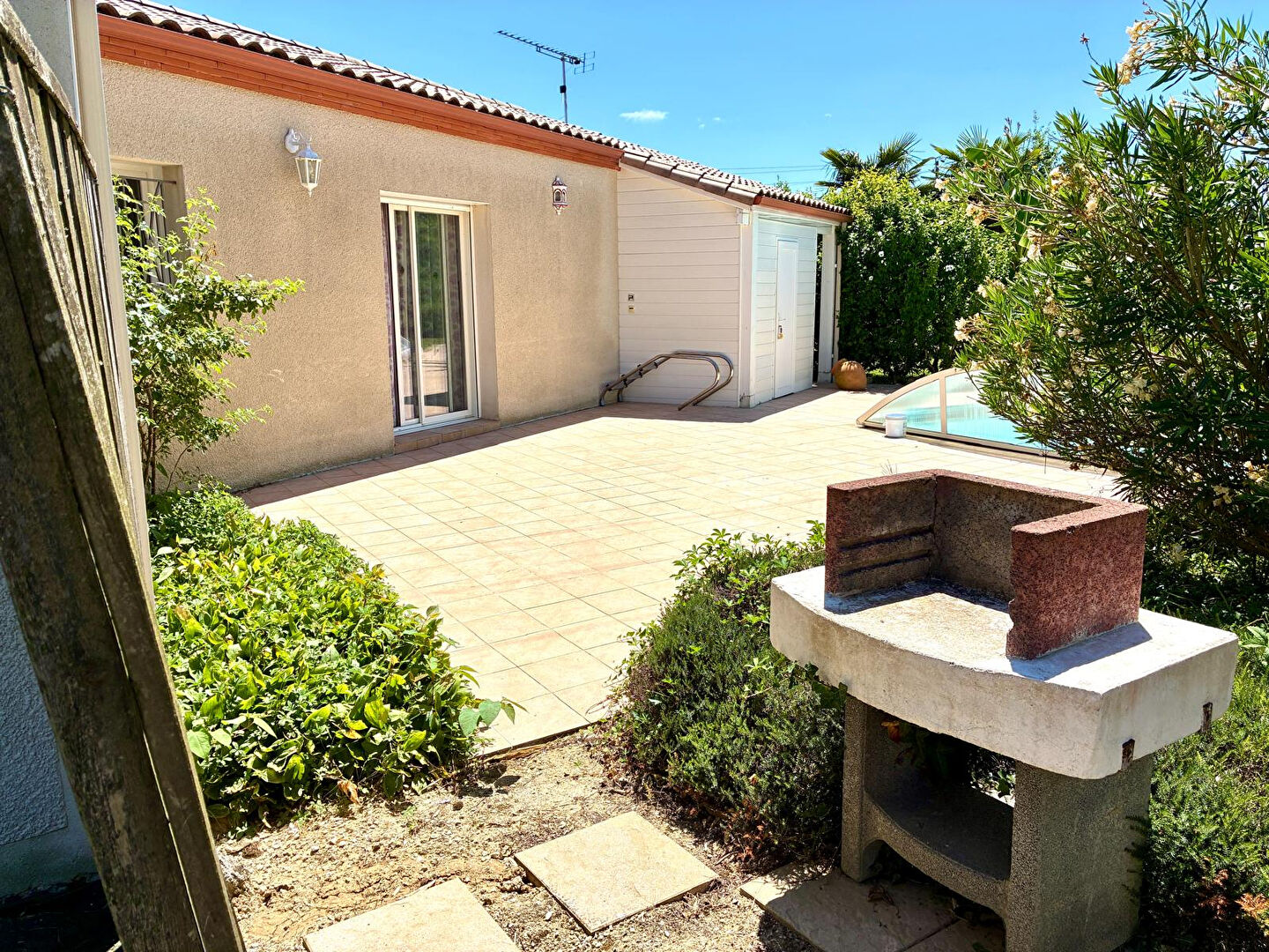 Maison de plain-pied avec piscine au Temple Sur Lot
