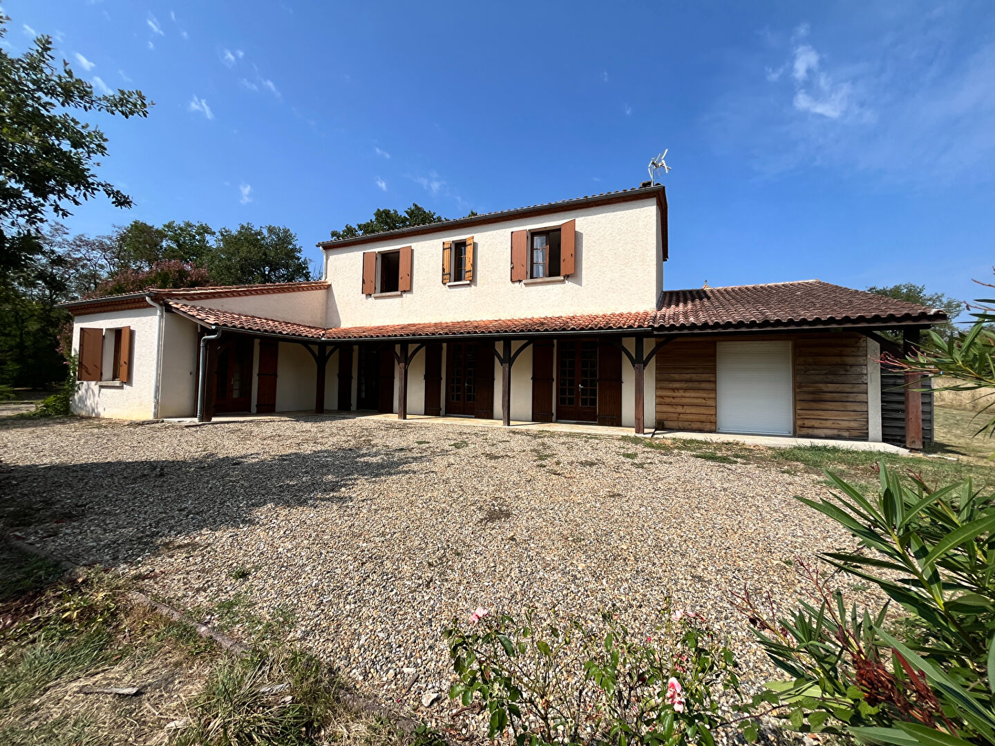 Maison spacieuse avec piscine, proche Villeréal