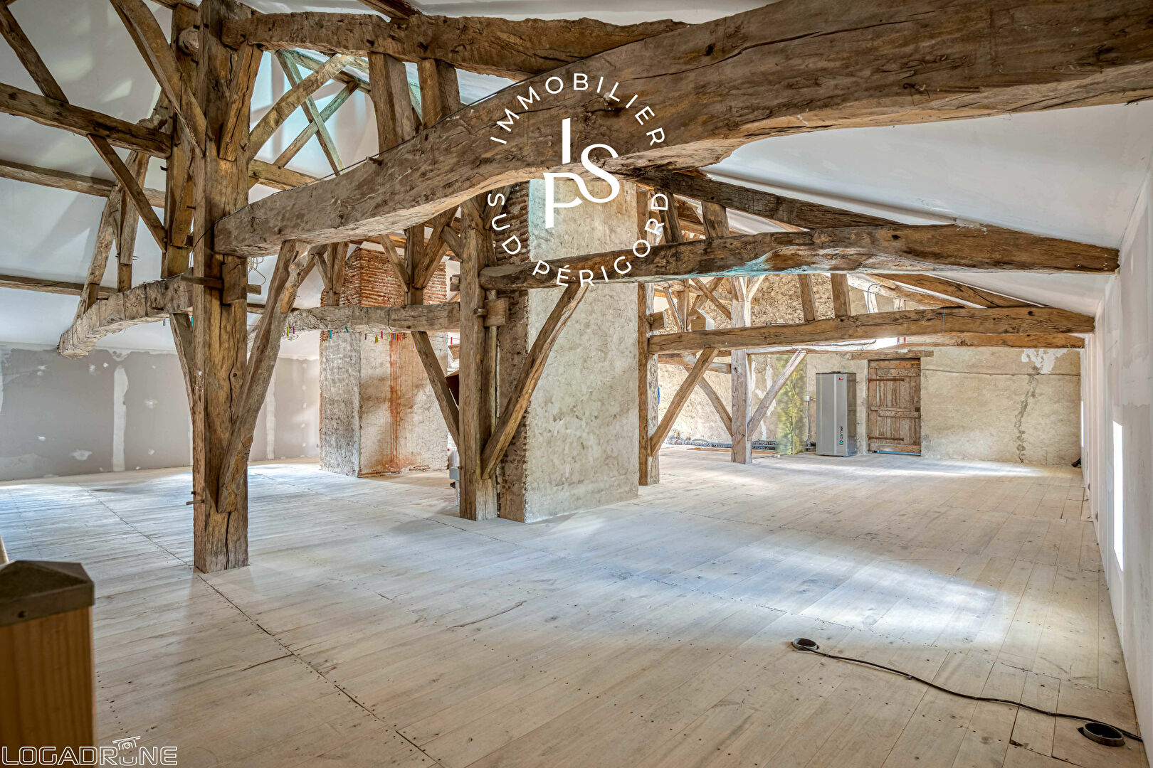 Demeure de prestige en pierre  ideal projet chambres d hotes ou grande maison familiale