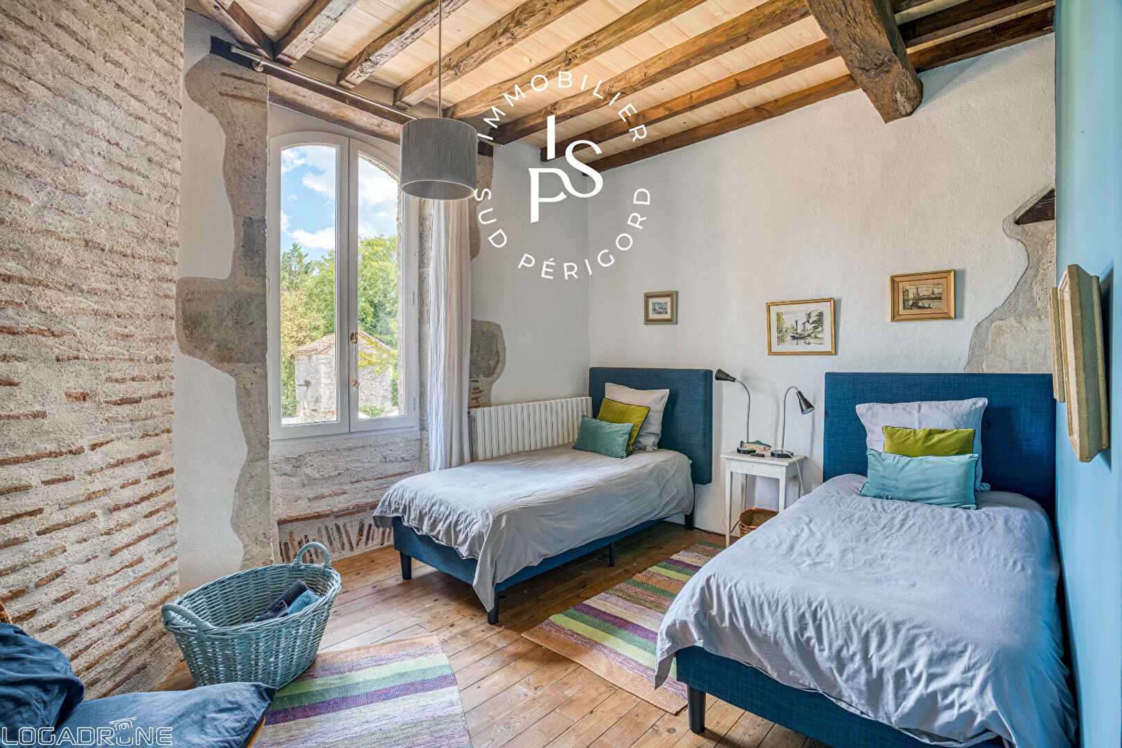 Demeure de prestige en pierre  ideal projet chambres d hotes ou grande maison familiale