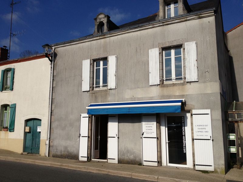 Maison de bourg, 3 chambres, terrasse et cour