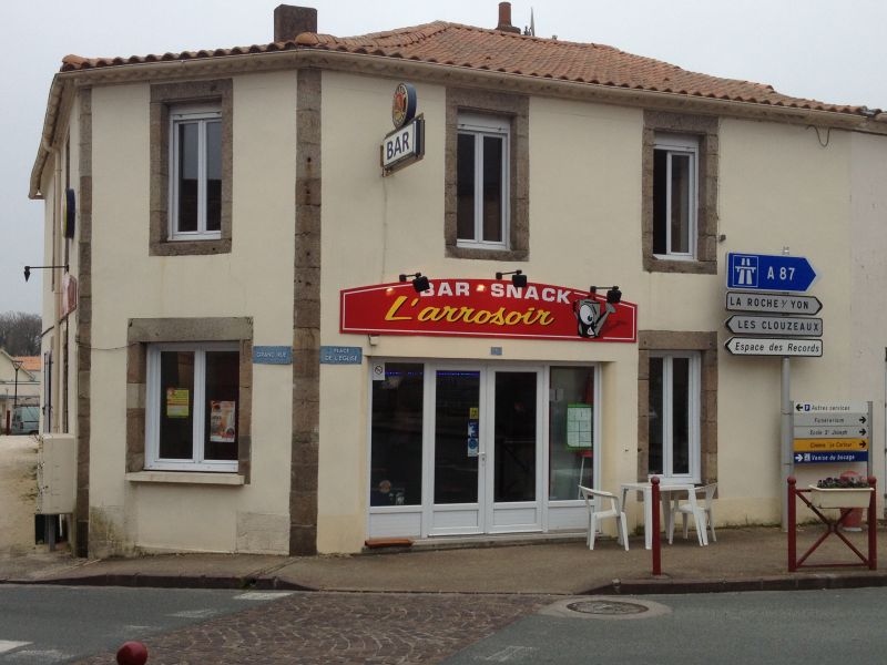 Photo Immeuble de rapport comprenant deux appartements et un bar au RDC image 1/6