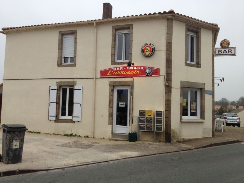 Photo Immeuble de rapport comprenant deux appartements et un bar au RDC image 3/6