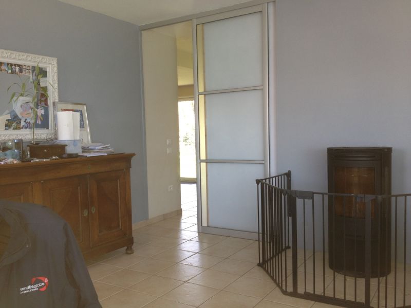 Photo Quartier résidentiel recherché, maison plain-pied, 4 ch., bureau et garage image 2/2