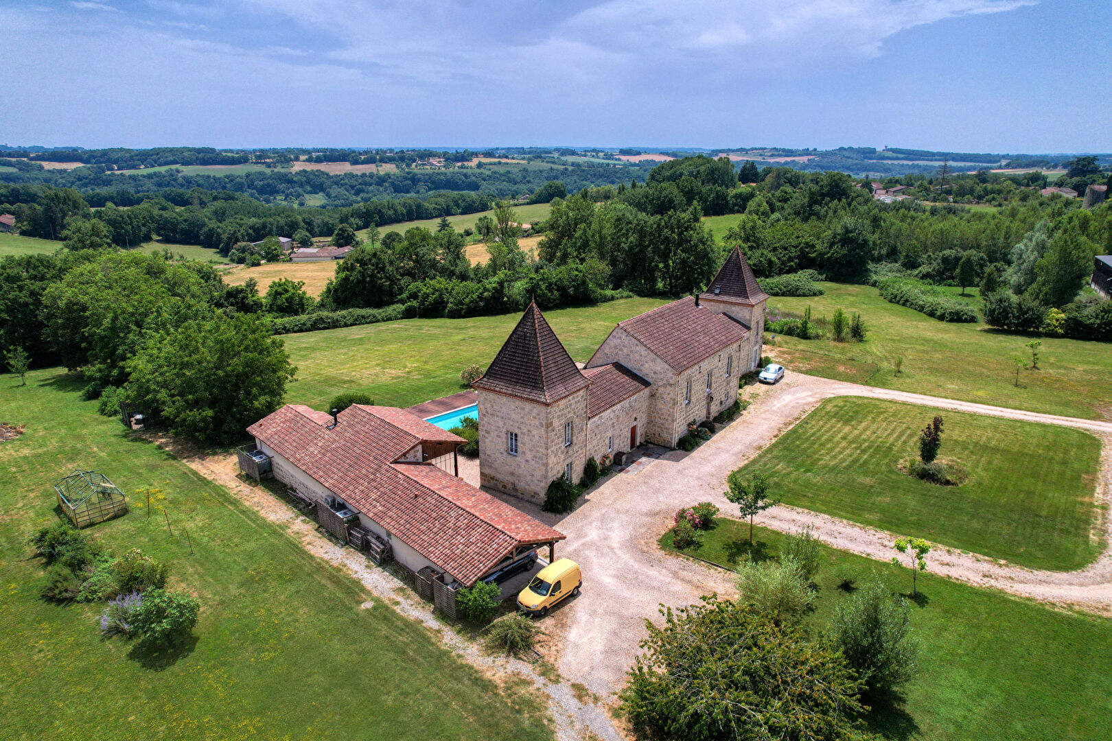 Propriété d'exception en pierre avec vue panoramique avec 3 logements sur 3,3 ha  Proche Agen