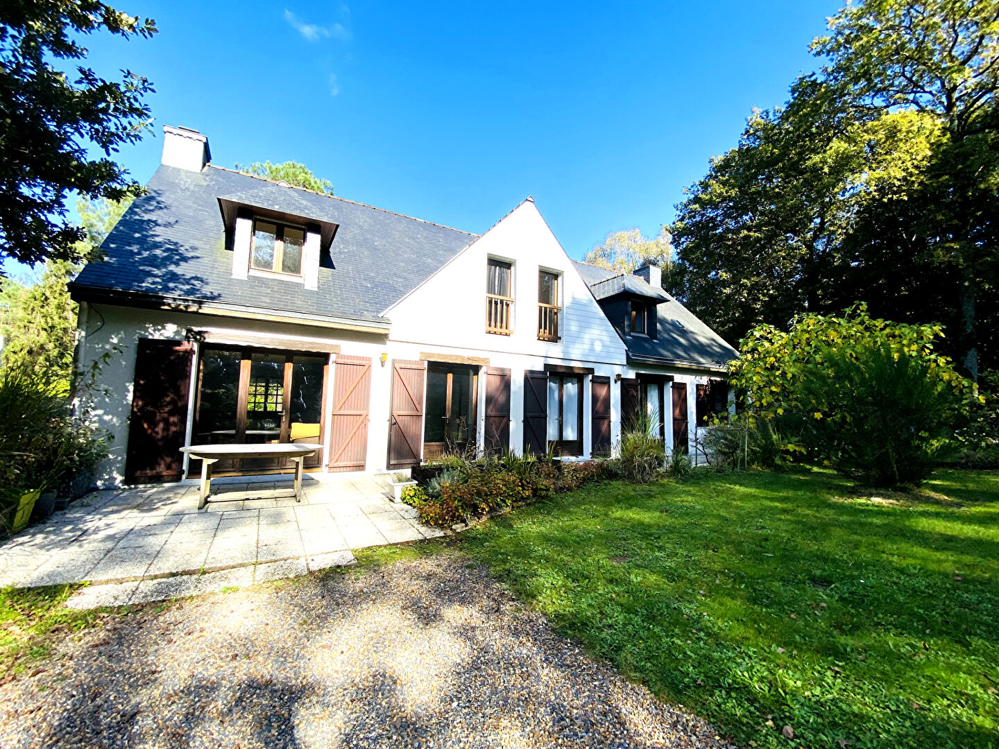 Photo Maison spacieuse au coeur d'un écrin de verdure image 1/6