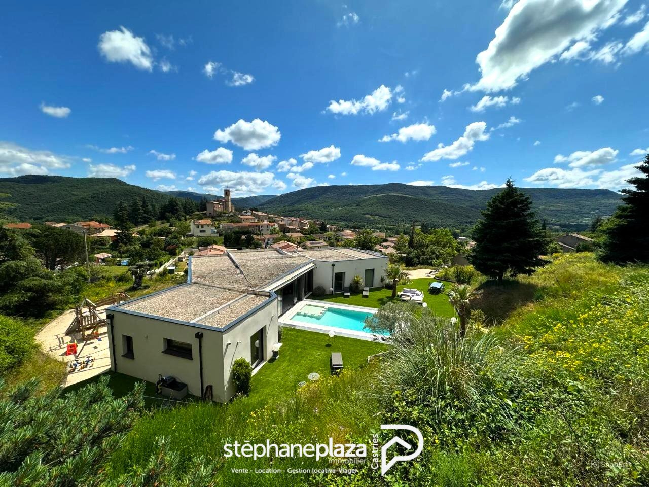 Photo OPPORTUNITE - Exceptionnelle maison de Luxe de 411 m² sur un terrain de 13200 m² image 2/6